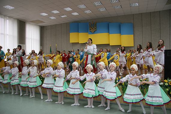 Україна зі святами вітала всіх синів і дочок молодих