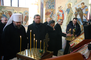 Вклонилися низько героям