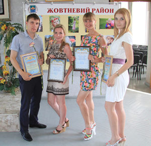 Своє майбутнє, зміну молоду, віншує щиро славна Україна