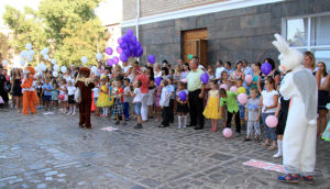 Я підріс. Я вже школяр. Маю ранець і буквар