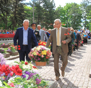 Знову ранок травневий білим цвітом кружляв